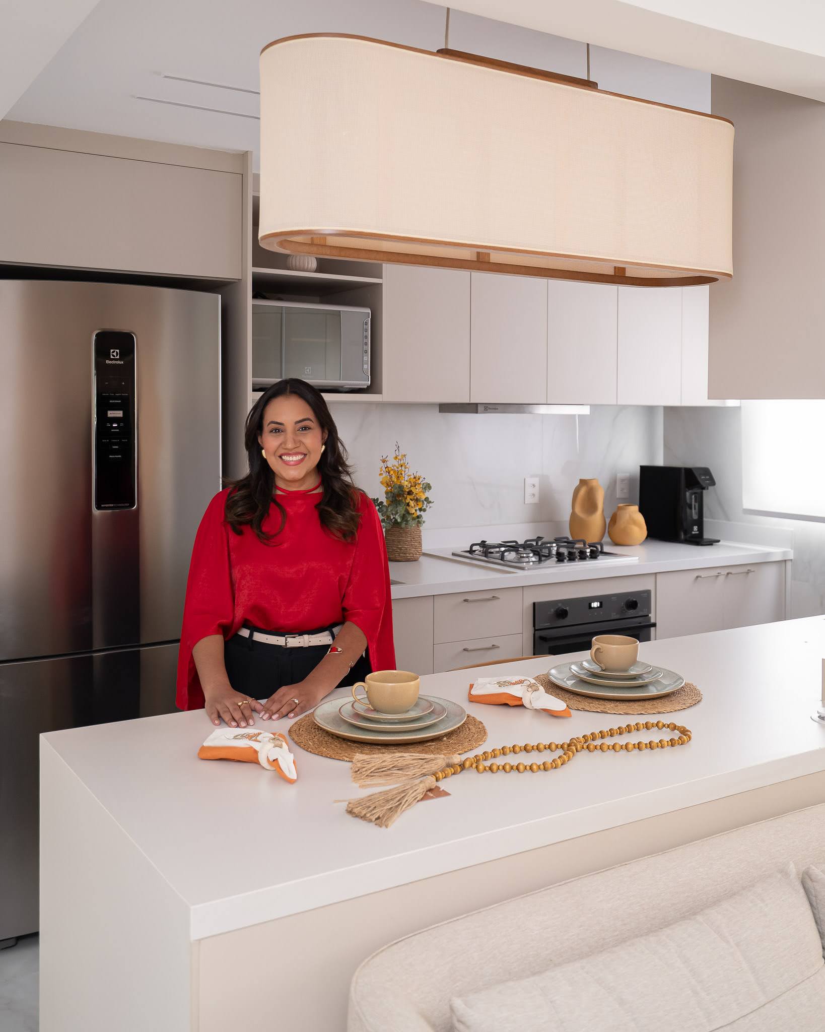 Renata Gonzaga na cozinha do projeto Dias