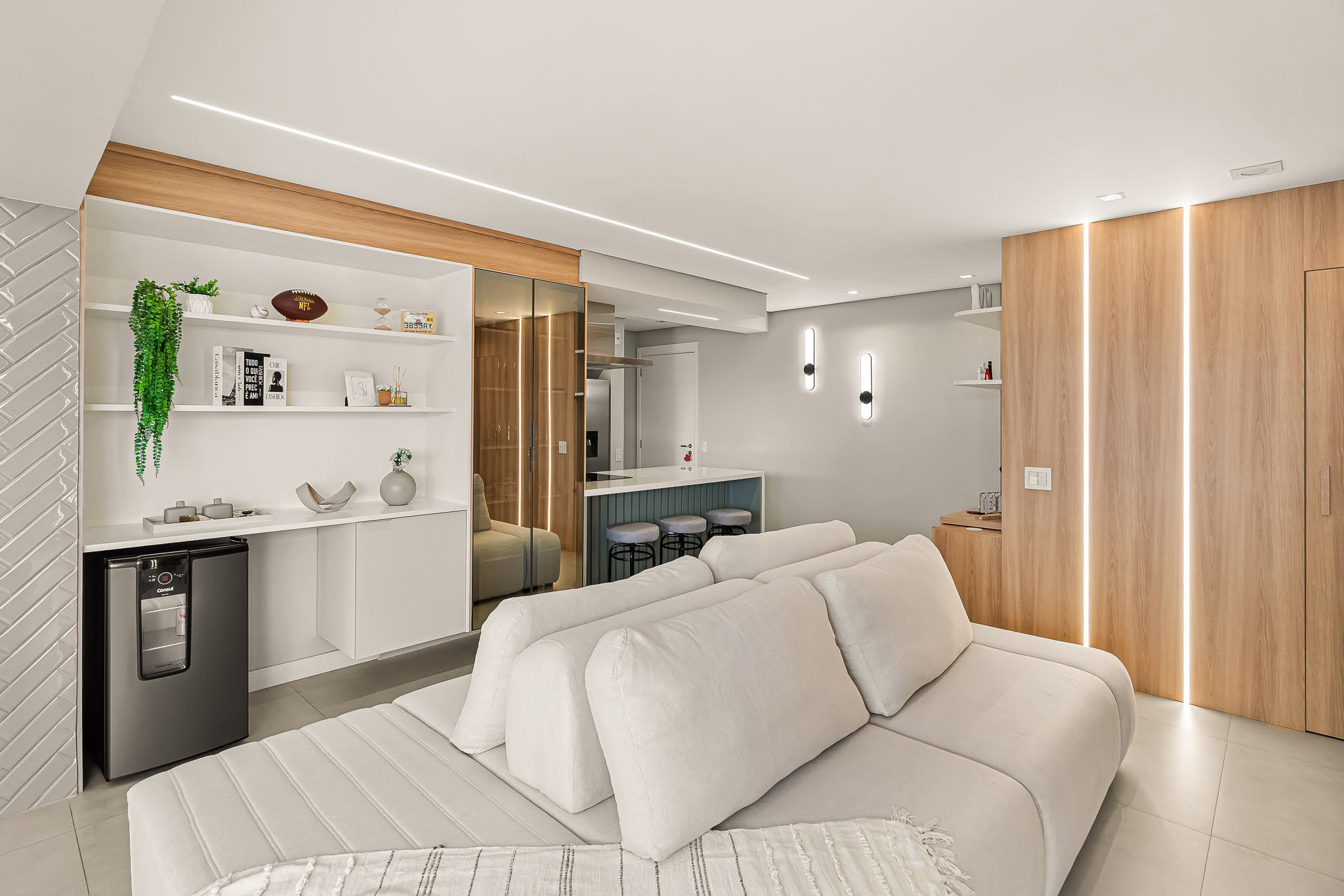Living com sofada modular e estética minimalista